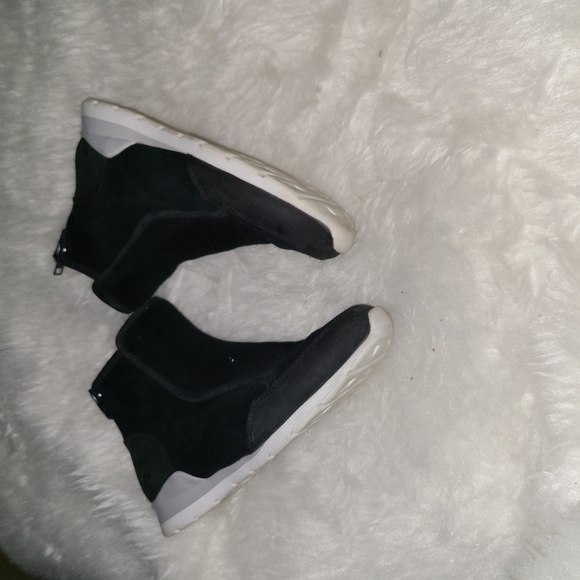 UGG Size 5 Black Leather Sneakers - Picture 2 of 7
